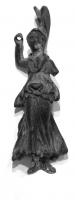 STE-4195 - Statuette : Athéna - Minerve à la lance brandiebronzeTPQ : 1 - TAQ : 200Statuette en bronze figurant la déesse Athéna-Minerve sous des traits classiques. Elle est vêtue d'un vêtement ample qui permet des effets plissés. La main droite, relevée, est percée pour le passage d'une lance brandie. Elle se tient frontalement, les deux pieds joins.