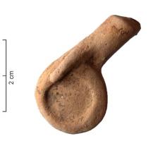 STE-4243 - Statuetteterre cuiteTPQ : -30 - TAQ : 100Figurine de personnage tenant une phiale de la main droite. Prêtre ? Fortune ? Abondance ?