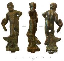 STE-4304 - Statuette : Zeus - Jupiter à l'aiglebronzeTPQ : 1 - TAQ : 300Le dieu est représenté sous les traits d'un homme d'âge mûr, debout et nu. Le dieu est déhanché : l'appui se fait sur la jambe gauche, tandis que la droite est légèrement pliée. Le bras gauche est appuyé sur la hanche, tandis que le bras droit tient le foudre. Aux pieds, un aigle de face, aux ailes éployées dont la gauche passe entre les deux jambes du dieu.