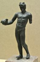 STE-4316 - Statuette : Hermès - Mercure nu, à ailerons, bourse tenduebronzeTPQ : 1 - TAQ : 300Le dieu est représenté sous les traits d'un jeune homme, imberbe, dans une nudité complète. Il prend généralement appui à droite et la jambe gauche est très légèrement en retrait. Il tend dans le creux de la main droite une bourse et tient à gauche, le long du bras, un caducée. La tête est nue : seuls deux ailerons émergent de la chevelure courte et bouclée. En général, le dieu ne porte pas les endromides.