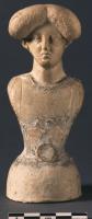 STE-4369 - Statuette : buste fémininterre cuiteTPQ : 80 - TAQ : 150Buste féminin sur une base conique informe, marquée d'un médaillon circulaire; les cheveux séparées en deux lourdes masses, se répartissent de part et d'autre du front.