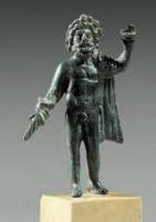 STE-4382 - Statuette : Jupiter - Zeus à la chlamyde sur l'épaule gauchebronzeTPQ : 1 - TAQ : 300Le dieu, figuré sous la forme d'un homme d'âge mûr, présente souvent les mêmes dispositions que le Jupiter tonnant du Capitole. En revanche, il porte une chlamyde sur l'épaule gauche. Le vêtement, plié en deux, forme un arrondi à l'avant tandis que les deux pans retombent derrière.