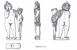 STE-4519 - Statuette : HarpocrateivoireTPQ : 120 - TAQ : 170Harpocrate est représenté ici sous la forme d'un petit garçon debout presque entièrement nu, unvêtement jeté ssur l'épaule gauche qui retombe le long du bras. Il porte sur la tête une coiffe traditionnelle sur laquelle est posé un bouton de lotus. Il tient dans sa main gauche une corne d'abondance ornée d'une grappe de raisin. Dans un geste enfantin, il porte son index droit à la bouche pour le sucer. La corne d'abondance est appuyée contre un piédestal décoré de moulures transversales en haut et en bas. Légèrement déhanché sur la droite, Harpocrate repose sur un socle perforé
