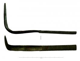 STR-4012 - Strigile en bronze - Groupe I - manche massif - ligula dans le prolongement du manche, recourbée à 90°bronzeStrigile à manche plat et de section rectangulaire, sans appendices latéraux pour enserrer la ligula. Ligula, dans le prolongement du manche, recourbée à 90°.
