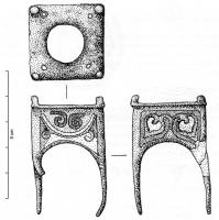 SUP-4003 - Support émaillébronzeTPQ : 100 - TAQ : 300Support quadrangulaire, posé sur quatre pieds formant un arc au sommet; la partie plate de chacun des côtés porte un décor émaillé en champlevé; les angles sont parfois marqués par des ergots et la face supérieure est creusée d'une ouverture circulaire.