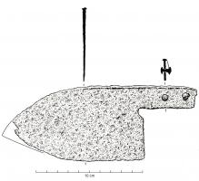 TCH-4004 - TranchoirferCouteau à courte lame triangulaire et emmanchement par large soie plate rivetée, pour la fixation de plaquettes. Le dos et le tranchant, d'abord droits, convergent ensuite fortement pour former une pointe symétrique. Présence d'une nervure de renfort sur le dos de la lame.