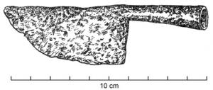TCH-4007 - TranchoirferTranchet à lame triangulaire, dos rectiligne, emmanchement à douille. Une bande de métal perpendiculaire au fil vient parfois renforcer la jonction entre la lame et la douille. Le dos rectiligne permet l'usage d'un maillet pour réaliser les découpes les plus difficiles (Leconte 2013, 237).