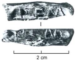 TES-4045 - Tessère rectangulaire : DEM / DEMplombFragment de plomb de forme rectangulaire, écrasé par l'apposition d'une marque estampée sur les deux faces, sans cartouche : DEM / DEM ; perforation transversale.