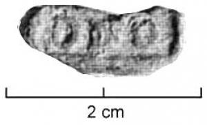 TES-4047 - Tessère rectangulaire : DNQplombPlaquette en plomb, découpée au tranchet, écrasée par l'apposition d'une marque estampée  sur une face, sans cartouche : DNQ;  revers  lisse.