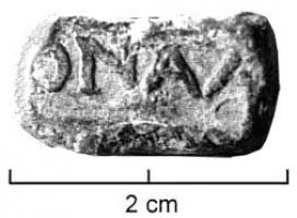TES-4066 - Tessère rectangulaire : ONAV / ...V..plombFragment de plomb de forme rectangulaire, écrasé par l'apposition d'une marque estampée sur les deux faces, sans cartouche :  ONAV  /  ...V.. (A et V ligaturés); perforation transversale.