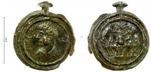 TES-4087 - Tessère monétiformeplombDisque moulé en plomb, biface, avec des reliefs de type monétiformes inscrits dans deux cercles concentriques : A/ Buste juvénile à gauche; R/ Quadrige de Sol, de face.