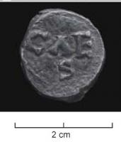 TES-4094 - Tessère circulaire inscriteplombTessère circulaire, avec une marque estampée en grandes lettres, sans cartouche (lettres en léger relief).