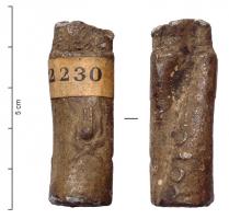 TME-4001 - Tube à médicamentsplombTube en plomb, avec un redan pour le couvercle; décor moulé incluant sur une face un motif (demi-foudre ?) et de l'autre une inscription en léger relief : YOTO.
