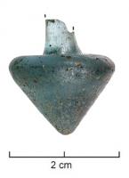 TOU-4002 - ToupieverreObjet conique, soufflé ; la face supérieure plane est surmontée d'un axe servant à lancer la toupie.
