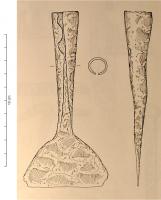 TRA-4004 - Tranchet à douilleferTPQ : 1 - TAQ : 400Outil à lame triangulaire ou trapézoïdale, courte, parfois avec des côtés arrondis; dans l'axe de la lame, une longue douile permet de fixer un manche en bois de section circulaire.