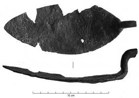 TRL-4001 - Truelle à lame ovale ou foliacéeferTruelle dont la soie, certainement habillée de bois, forme deux angles droits pour que le manche soit parallèle au plan de travail ; lame ovale, ou en forme de feuille.