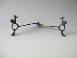 TRP-3002 - Trépied pliantbronzeSupport tripode constitué de trois pieds zoomorphes (tête et patte de lion séparés par un anneau vertical, avec un sommet pourvu d'un crochet vers l'intérieur ; les trois éléments se prolongent à l'arrière par une tige équipée d'un pivot central.