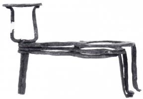 TRP-4005 - Support de cuisson pliant à 3 piedsferSupport constitué de trois cercles de cuisson, montés sur un axe de rotation pliant et équipés à l'autre extrémité d'un pied vertical, le dispositif formant un triple support qui peut être replié sur lui-même. Au-dessus de l'axe principal, un autre support surélevé permet de poser un récipient ou autre accessoire.