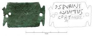 TSM-4001 - Etiquette en tabula ansatabronzeTPQ : -30 - TAQ : 250Etiquette formée d'une simple plaquette en tôle, en tabula ansata, gravée d'une inscription non votive. Trous de fixations latéraux, ou pattes au revers.