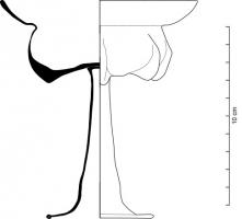 VAB-7005 - Verre à côtes saillantes et coupe cintréeverreVerre à boire avec une coupe importante par rapport au pied, posée sur une tige creuse ou une base refoulée étirée. La coupe possède des côtes saillantes importantes, moulées. La zone sous la lèvre éversée est cintrée.