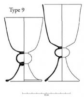 VAB-8005 - Verre à boire Barrera 9verreVerre à boire avec trois paraisons : une coupe, une tige formée d'une boule ou bouton creux et un pied tronconique. Il existe une variante avec deux boutons superposés.