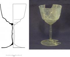VAB-9001 - Verre à boire à tige fine creuse, cintrée au centreverreVerre à coupe conique ou carénée, posée sur un pied creux, fin, avec cintrage central. La base est un disque fin quasi-plan.