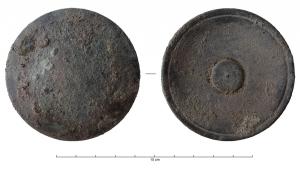 VSL-4002 - Fond de vase (?)bronzeFond de vase constitué d'un disque de bronze tourné, à rebord de profil variable.