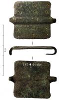 ACE-3011 - Applique de ceinturebronzePlaque rectangulaire plate, avec une côte centrale, ornée de motifs hachurés et de cercles oculés; sur les côtés, deux agrafes repliées vers l'arrière.