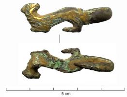 ACE-7009 - Paillette : herminebronze doréOrnement vestimentaire en forme d'hermine (?) courant à gauche; la queue masque une agrafe retournée à l'arrière, et un rivet existe sous la tête.