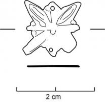 ACE-7028 - Applique emboutie : étoilecuivreTPQ : 1250 - TAQ : 1400Tôle emboutie perforée sur deux côtés : un motif de quatre pétales déborde d'un cadre carré.