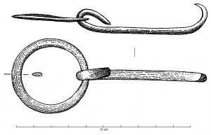 AGC-1011 - Agrafe de ceinturebronzeAgrafe constituée d'un simple fil de section demi-circulaire, à extrémités recourbées en crochet dont l'une est engagée dans un anneau de section lenticulaire à méplat intérieur.