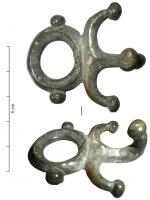 AGC-3026 - Agrafe de ceinturebronzeAgrafe composée d'un anneau bordé de deux globules latéraux, d'où émerge un dispositif en forme d'ancre bouletée, terminé par un crochet également bouleté.