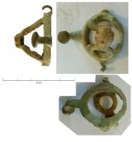 AGC-3044 - Anneau à boutonbronzeAnneau d'où émerge une languette équipée d'un bouton surélevé, à angle droit ; au-dessus de l'anneau, deux anneaux rapportés se rejoignent à leurs sommets sur un autre anneau.