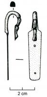 AGH-4002 - Agrafe de harnaisbronzeAgrafe de harnais coulée, comportant un robuste anneau et une plaque antérieure plus mince, et souvent dégradée ; la plaque postérieure est aussi longue que l'antérieure, et également percée de deux trous de rivets.