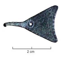 AGR-6022 - Crochet vestimentairebronzeCrochet en tôle, constitué d'une plaque triangulaire à décor incisé, perforée d'un trou, et dans le même axe que la perforation, d'une tige formant un crochet effilé.