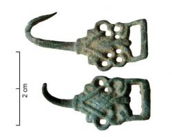 AGR-9218 - Agrafe de colbronzeAgrafe de col, composée d'une plaque ornée de décors dont un cœur en relief, et possédant un ajour rectangulaire d'un côté, opposé à un crochet.
