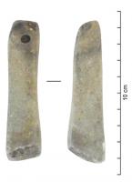 AGS-6003 - Pierre à aiguiser, perforation incomplètepierrePierre allongée en grès gris, fin, dont la perforation proximale n'est pas complète et donc non traversante.