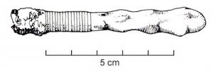 AIC-4013 - Porte-aiguille chirurgicalbronze, ferManche porte-aiguille ou épingle chirurgicale, à manche massif en forme de massue d'Hercule (nodosités en quinconce) précédant une partie ornée de stries transversales. La pointe était rapportée et donc interchangeable.