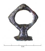 AJG-3015 - Anneau de jougbronzeTPQ : -100 - TAQ : -1Anneau de joug constitué d'un anneau losangique dont les angles sont décorés de ciselures, et monté sur un pied. 