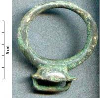 AJG-4010 - Anneau de jougbronzeAnneau de joug en bronze, réduit à un anneau de fort diamètre, mais de section étroite, posé sur un socle réduit, et coulé avec la bélière rectangulaire qui assure la fixation de l'anneau sur le joug.
