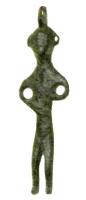 AML-3021 - Amulette anthropomorphebronzeTPQ : -300 - TAQ : -50Amulette en forme de figurine humaine fruste, avec ou sans anneaux aux extrémités des bras; attitudes diverses; au sommet, anneau de suspension coulé.