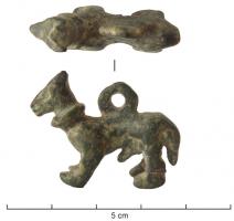 AML-4015 - AmulettebronzeAmulette coulée, en forme de chien ithyphallique, debout, avec un collier ; anneau de suspension sur le dos.