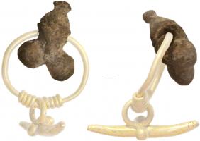 AMP-4043 - Amulette phalliquebronzeAmulette phallique représentant de manière schématique un sexe masculin en érection, légèrement arqué, les bourses figurées sur les côtés, à l'opposé du gland marqué par des moulures.