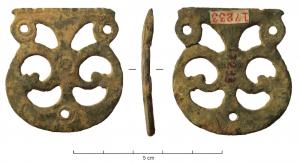 APH-4152 - Applique de harnaisbronzeApplique en forme de pelte à multiples ajours, sommet rectiligne; trois perforations pour la fixation; au centre, cercle oculé.