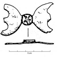 APH-4209 - Applique de harnaisbronzeTPQ : 1 - TAQ : 200Applique de harnais constituée d'une plaque symétrique, à deux peltes adossées, autour d'un ornement central de forme circulaire.