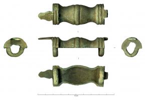 APJ-4021 - Applique de jougbronzeTPQ : 1 - TAQ : 300Grosse applique allongée, ornée de moulures (section semi-ccirculaire) prolongées de chaque côté par des languettes; au revers, forte bélière en anneau à chaque extrémité.