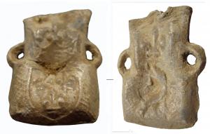 APL-9003 - Ampoule de pèlerinageplombAmpoule à panse quadrangulaire aplatie, large col avec deux anses coulées ; motif héraldique sur une face, fleurs de lis au-dessus d'un disque sur l'autre.