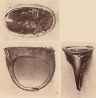 BAG-3036 - Bague à large chaton pour intailleor, pierreGros anneau à chaton ovale, plus large que l'anneau,recevant une intaille éventuellement enchâssée dans une bordure.
