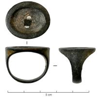 BAG-3039 - Bague à large chaton pour intaillebronzeGros anneau à chaton ovale, plus large que l'anneau, recevant une intaille éventuellement enchâssée dans une bordure.