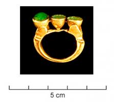 BAG-4150 - Bagueor, pierreAlignement de trois sertis clos sur un corps creusé, granules entre les cabochons. Les épaules sont quelque fois ornementés de motifs foliacés discrets.